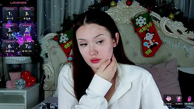 Snapshot of MiriaamWhite chatting on 12.21.24 MiriaamWhite online show from 12.21.24