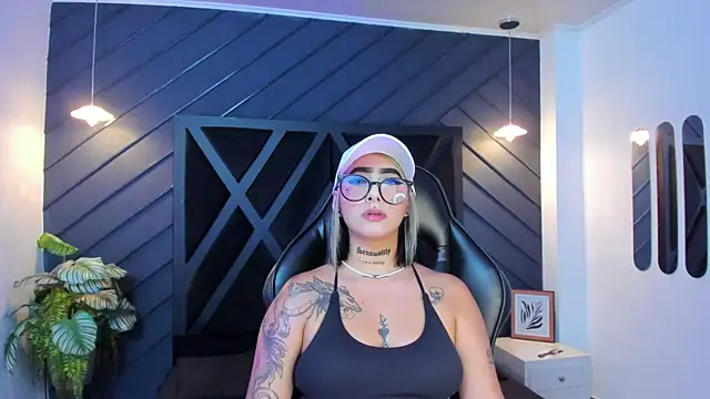 Snapshot of Alahia_Dangelo chatting on 09.16.25 Alahia Dangelo online show from 09.16.25