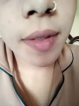 Snapshot of Anki-doll chatting on 03.08.25 Anki-doll online show from 03.08.25