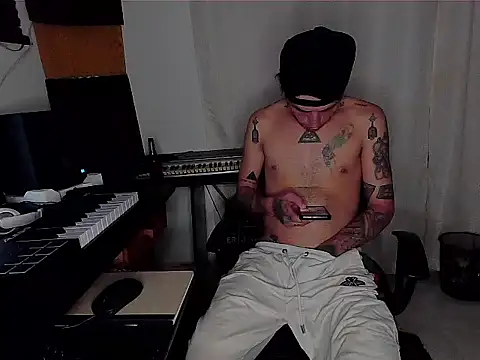 Snapshot of patrik_tattoo_ chatting on 01.21.25 patrik tattoo online show from 01.21.25