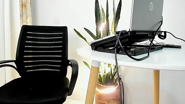 Snapshot of JuanDiegoKing chatting on 11.25.25 JuanDiegoKing online show from 11.25.25