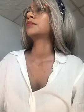 Snapshot of Amaliu_ chatting on 02.04.25 Amaliu online show from 02.04.25