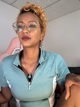 Snapshot of Amaliu_ chatting on 10.02.25 Amaliu online show from 10.02.25