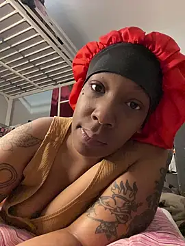 Snapshot of MsSapPhire500 chatting on 12.22.25 MsSapPhire500 online show from 12.22.25