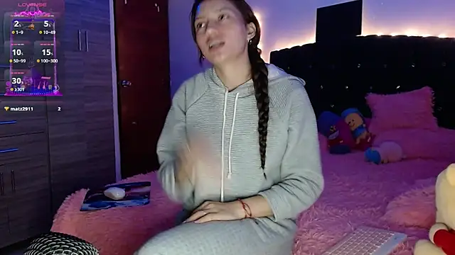Snapshot of holy_juli chatting on 03.15.25 holy juli online show from 03.15.25