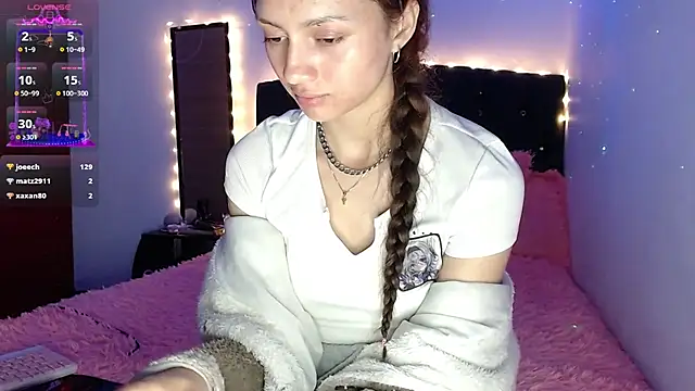 Snapshot of holy_juli chatting on 03.15.25 holy juli online show from 03.15.25