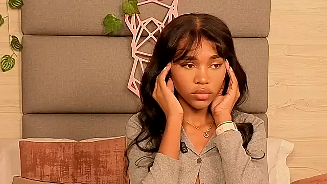 Snapshot of Lily_Miiller chatting on 10.23.25 Lily Miiller online show from 10.23.25