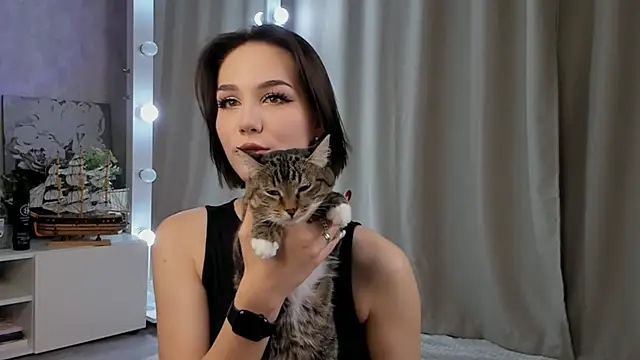 Snapshot of Tate_Angel chatting on 10.11.25 Tate Angel online show from 10.11.25