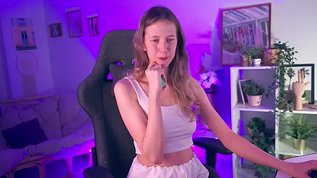 Snapshot of Sharon_Evansi chatting on 12.18.24 Sharon Evansi online show from 12.18.24