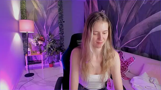 Snapshot of Sharon_Evansi chatting on 12.13.25 Sharon Evansi online show from 12.13.25