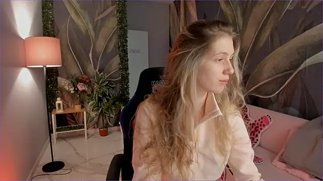 Snapshot of Sharon_Evansi chatting on 12.14.25 Sharon Evansi online show from 12.14.25