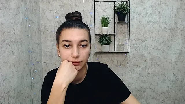 Snapshot of KarolinaRosse_ chatting on 02.15.25 KarolinaRosse  online show from 02.15.25