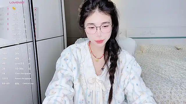 Snapshot of White-Star chatting on 01.19.25 White-Star online show from 01.19.25