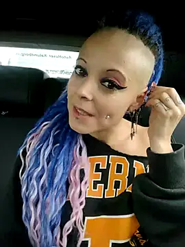 Snapshot of EdgesOfReality chatting on 10.04.25 EdgesOfReality online show from 10.04.25