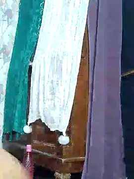 Snapshot of Oleevia chatting on 03.15.25 Oleevia online show from 03.15.25