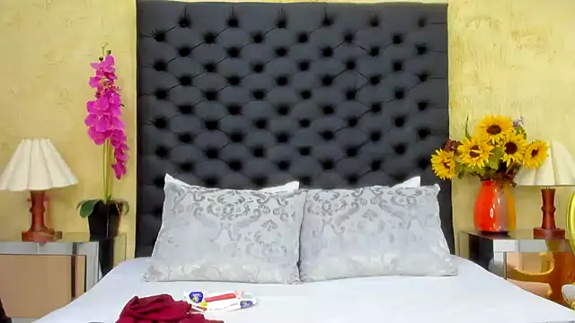 NahomiWhitel online show from 10.22.25