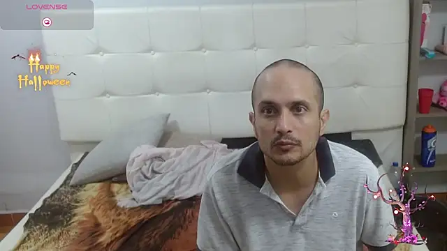 Snapshot of Candy_and_Jh0n chatting on 10.11.25 Candy and Jh0n online show from 10.11.25