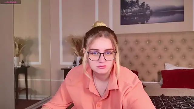 Snapshot of KarenLong chatting on 12.02.24 KarenLong online show from 12.02.24