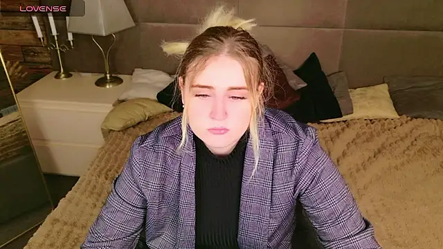 Snapshot of KarenLong chatting on 12.04.24 KarenLong online show from 12.04.24