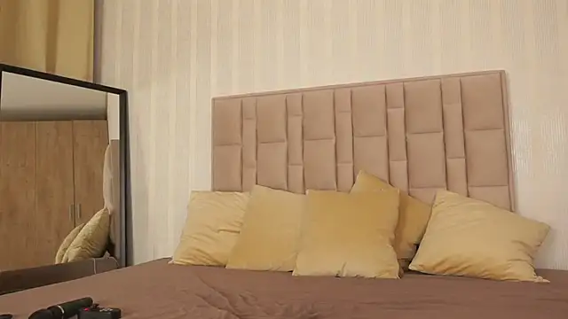 Snapshot of GabyRios chatting on 09.25.25 GabyRios online show from 09.25.25