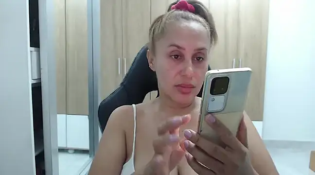 Snapshot of RoxanaLove9 chatting on 12.24.24 RoxanaLove9 online show from 12.24.24