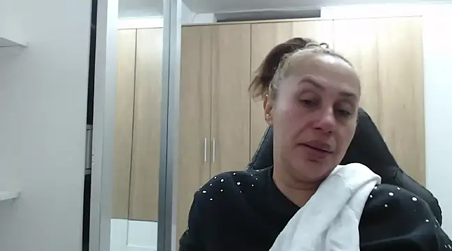 Snapshot of RoxanaLove9 chatting on 01.04.25 RoxanaLove9 online show from 01.04.25