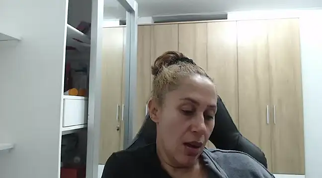 Snapshot of RoxanaLove9 chatting on 01.05.25 RoxanaLove9 online show from 01.05.25