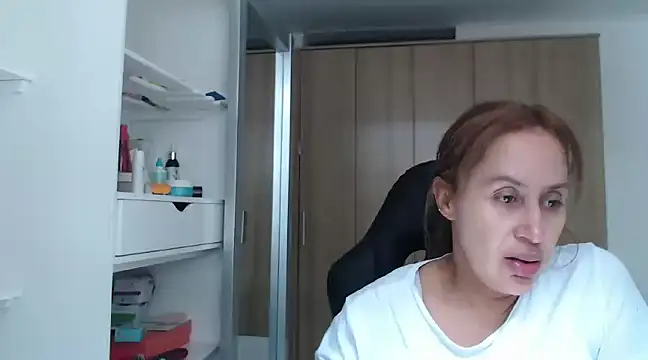 Snapshot of RoxanaLove9 chatting on 01.10.25 RoxanaLove9 online show from 01.10.25