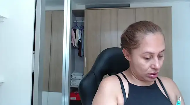 Snapshot of RoxanaLove9 chatting on 01.21.25 RoxanaLove9 online show from 01.21.25