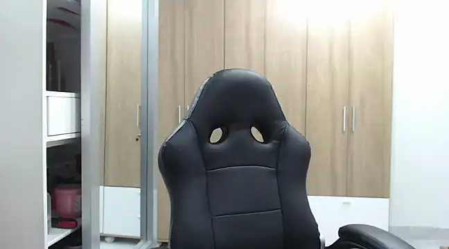 Snapshot of RoxanaLove9 chatting on 02.11.25 RoxanaLove9 online show from 02.11.25