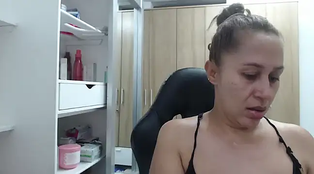 Snapshot of RoxanaLove9 chatting on 02.14.25 RoxanaLove9 online show from 02.14.25