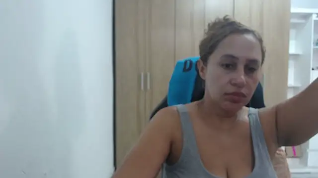 Snapshot of RoxanaLove9 chatting on 10.10.25 RoxanaLove9 online show from 10.10.25