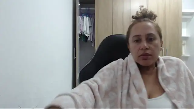 RoxanaLove9 online show from 04.19.26