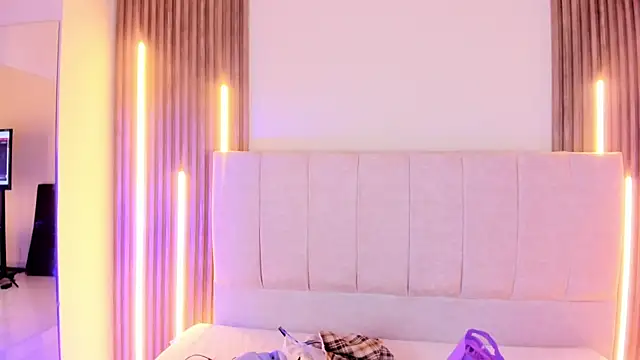 Annie9  online show from 04.17.26