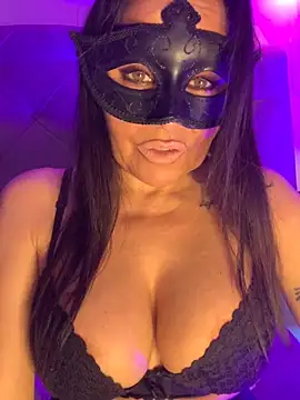 Snapshot of vicvictoriax chatting on 11.16.25 vicvictoriax online show from 11.16.25