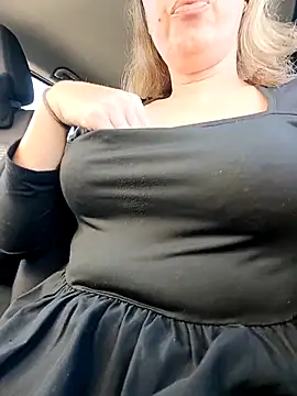 Snapshot of uber_babe chatting on 12.18.25 uber babe online show from 12.18.25