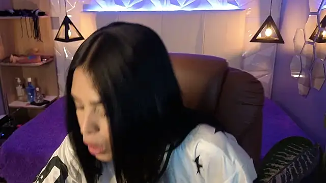 AlessiaVal  online show from 12.18.25