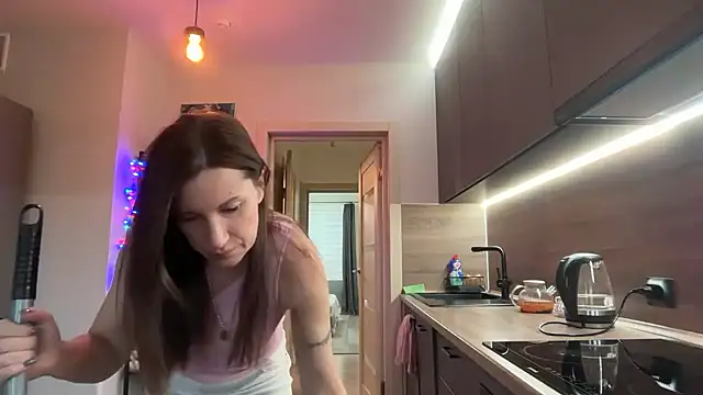 Snapshot of jainesummer chatting on 12.17.25 jainesummer online show from 12.17.25