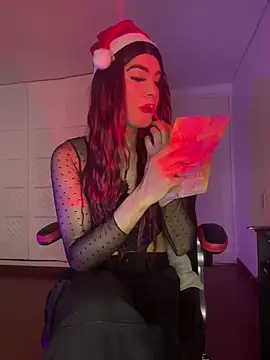 Snapshot of Mia_Frank_ chatting on 12.19.24 Mia Frank online show from 12.19.24
