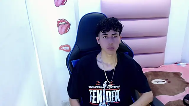 Snapshot of johnny_cagee chatting on 12.02.24 johnny cagee online show from 12.02.24
