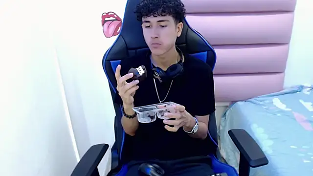 Snapshot of johnny_cagee chatting on 12.04.24 johnny cagee online show from 12.04.24