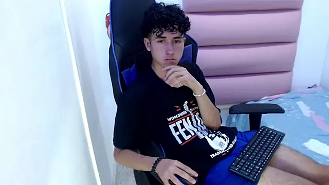 Snapshot of johnny_cagee chatting on 12.05.24 johnny cagee online show from 12.05.24
