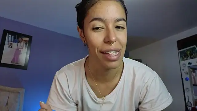 Snapshot of stephania_t chatting on 05.15.26 stephania t online show from 05.15.26
