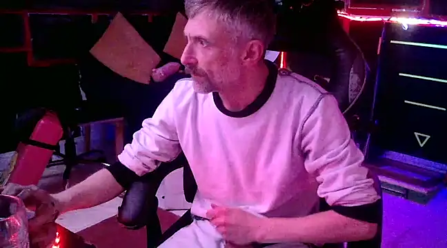 Snapshot of unclestefansdick chatting on 12.31.24 unclestefansdick online show from 12.31.24