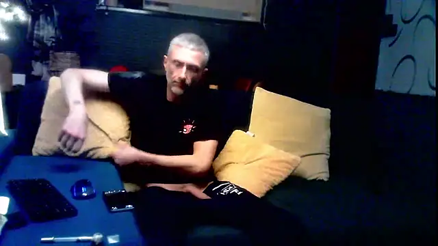 Snapshot of unclestefansdick chatting on 09.30.25 unclestefansdick online show from 09.30.25