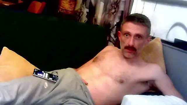 Snapshot of unclestefansdick chatting on 10.10.25 unclestefansdick online show from 10.10.25