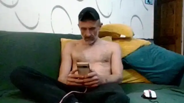 Snapshot of unclestefansdick chatting on 10.25.25 unclestefansdick online show from 10.25.25