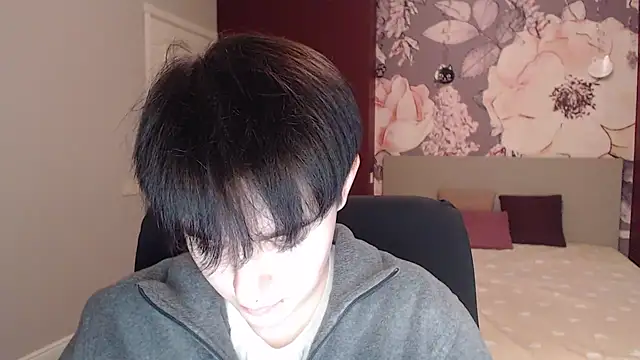 Snapshot of EmiliaYours chatting on 12.17.24 EmiliaYours online show from 12.17.24