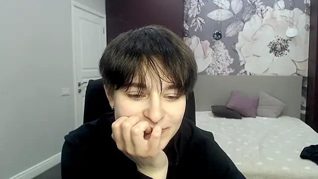 Snapshot of EmiliaYours chatting on 02.11.25 EmiliaYours online show from 02.11.25