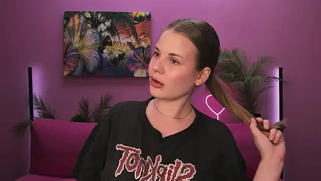 Snapshot of holy_kitty chatting on 10.17.25 holy kitty online show from 10.17.25